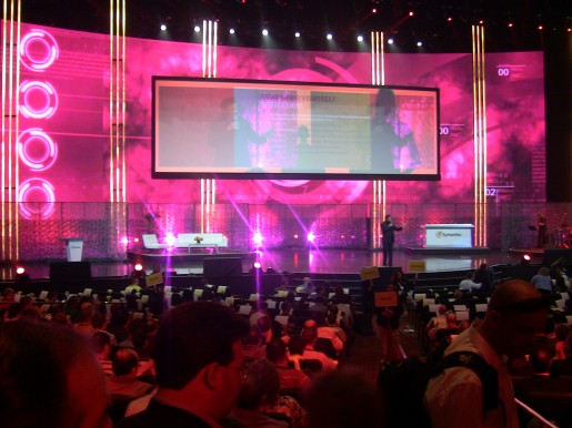 Haciendo honor a las grandes conferencias de tecnología norteamericanas, el imponente escenario conto con una pantalla gigante y una banda en vivo.