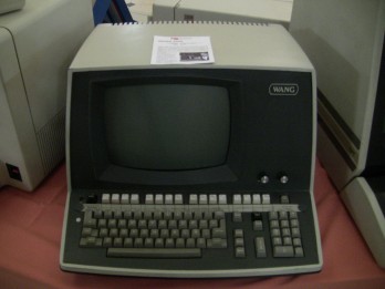 La Wang 2200 es una "minicomputadora" de 1973, permitía procesar textos y tenía intérprete de BASIC incorporado.
