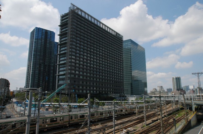 La venta de uno de sus edificios emblema en Tokyo se suma a la de sus cuarteles generales en Nueva York, vendidos hace solo un mes.