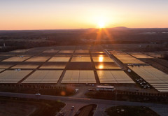 La nueva planta generadora alimentada por energía solar de Apple cubre 100 hectáreas de terreno.