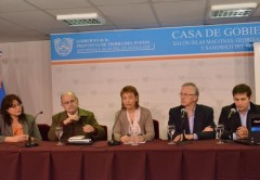 En el acto de inauguración estuvieron la gobernadora de Tierra del Fuego, Fabiana Ríos (centro) y Bryan Taffel, evangelizador de BlackBerry para América Latina (extremo derecho).